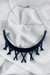 Colar traçado dividido em três partes, destacando-se por seu design diferenciado e original. Ideal para adicionar um toque de estilo a qualquer look.