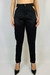 Calça de alfaiataria ajustada feita de algodão, com recortes vazados nas laterais para um toque de ousadia. Fechamento frontal com zíper e botão de coco. Elegância e conforto em uma única peça.