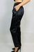 Calça Lygia em cintura alta e corte de alfaiataria, perfeita para um visual elegante e confortável no trabalho. Suas pences e modelagem folgada garantem um ajuste impecável, proporcionando estilo e praticidade durante todo o dia.