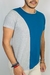 Camiseta trapézio agênero em destaque. Corte assimétrico divide a peça em duas cores, proporcionando um visual moderno e único.