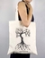 Ecobag de algodão em duas estampas: cacto com bolso lateral e árvore da vida. Além de sustentável, parte do valor é doado à instituição Tem Sopa no Rosa.