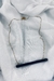 Colar minimalista com pingente de barra horizontal de plástico preto reciclado e cristal black diamond, em corrente folheada a ouro 18k.