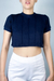 cropped polo azul marinho com tecido texturizado a mão de linhas verticais