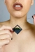 Colar elegante com corrente dourada e pingente de plástico preto reciclado contendo uma inserção de musgo, perfeito para um visual sustentável e sofisticado.