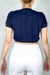 cropped polo azul marinho com tecido texturizado a mão de linhas verticais