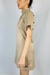 Explore a elegância e o conforto do vestido Kalifa da Splendor. Com sua frente minimalista e detalhes marcantes nas costas, este vestido é perfeito para quem busca um visual sofisticado e original. Os cordões trançados adicionam um toque único, permitindo