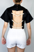 Cropped Kalifa com detalhe de trançado nas costas e gola inspirada na cultura africana, uma opção elegante e diferenciada para o seu guarda-roupa.