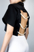 Cropped Kalifa com detalhe de trançado nas costas e gola inspirada na cultura africana, uma opção elegante e diferenciada para o seu guarda-roupa.