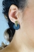 Brinco minimalista e chic com pingente côncavo preto e base em gota folheada a ouro, ideal para uso diário. Adiciona sofisticação discreta a qualquer look.