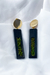 Brinco com base circular folheada a ouro 18k e um pingente retangular de plastico reciclado e musgo desidratado