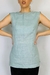 Blusa Trançado em destaque, com detalhes de trançado manual nas costas, inspirado no artesanato nordestino. Elegância e conforto em uma peça única.