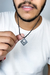 colar masculino com corrente grossa geométrica e pingente preto de quadrado