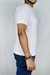 camisa polo branca com tecido texturizado a mão de linhas verticais