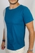 Camiseta trapézio agênero em destaque. Corte assimétrico divide a peça em duas cores, proporcionando um visual moderno e único.