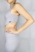 Top feminino em malha canelada, com design inovador e detalhes únicos. Confortável e versátil, ideal para compor looks modernos e cheios de estilo.