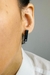 Brinco retangular minimalista preto com cristal black diamond, destacando-se com elegância e sofisticação. O detalhe do pino folheado a ouro adiciona um toque de luxo ao design moderno.
