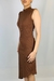 Sua peça versátil e elegante para todas as ocasiões. Com seu corte assimétrico único e confortável malha canelada, este vestido é perfeito para o trabalho, happy hours ou encontros casuais. Adicione um toque de estilo ao seu guarda-roupa com o Vestido Gla