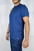 Camiseta 1/3 em tons de mostarda e azul oceano, destacando-se por seu design único e detalhes pretos.