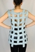 Blusa Trançado em destaque, com detalhes de trançado manual nas costas, inspirado no artesanato nordestino. Elegância e conforto em uma peça única.