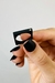 Anel quadrado minimalista em destaque, com detalhe de cristal black diamond em uma das faces laterais. Elegância e modernidade em uma única peça.