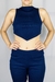 Top feminino em malha canelada, com design inovador e detalhes únicos. Confortável e versátil, ideal para compor looks modernos e cheios de estilo.
