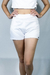 short de alfaiataria branco com textura no tecido feita à mão