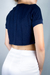 cropped polo azul marinho com tecido texturizado a mão de linhas verticais