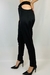 Calça de alfaiataria ajustada feita de algodão, com recortes vazados nas laterais para um toque de ousadia. Fechamento frontal com zíper e botão de coco. Elegância e conforto em uma única peça.