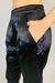 Calça Lygia em cintura alta e corte de alfaiataria, perfeita para um visual elegante e confortável no trabalho. Suas pences e modelagem folgada garantem um ajuste impecável, proporcionando estilo e praticidade durante todo o dia.