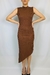 Sua peça versátil e elegante para todas as ocasiões. Com seu corte assimétrico único e confortável malha canelada, este vestido é perfeito para o trabalho, happy hours ou encontros casuais. Adicione um toque de estilo ao seu guarda-roupa com o Vestido Gla