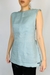 Blusa Trançado em destaque, com detalhes de trançado manual nas costas, inspirado no artesanato nordestino. Elegância e conforto em uma peça única.