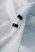 Piercing de encaixe retangular em metal prateado, adicionando um toque de estilo à orelha.