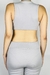 Top feminino em malha canelada, com design inovador e detalhes únicos. Confortável e versátil, ideal para compor looks modernos e cheios de estilo.