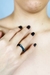 Anel quadrado minimalista em destaque, com detalhe de cristal black diamond em uma das faces laterais. Elegância e modernidade em uma única peça.