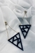 Brinco chandelier com base de zircônia e pingente vazado de plástico reciclado. Uma peça deslumbrante para ocasiões especiais, adicionando elegância e estilo sofisticado ao seu look.