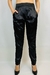 Calça Lygia em cintura alta e corte de alfaiataria, perfeita para um visual elegante e confortável no trabalho. Suas pences e modelagem folgada garantem um ajuste impecável, proporcionando estilo e praticidade durante todo o dia.