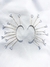 EarCuff com várias hastes folheadas a ouro 18K e triângulos brancos cravejados de cristais nas pontas. Ideal para um toque de glamour sofisticado.
