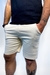 Bermuda masculina de alfaiataria bege com linhas texturizadas nas laterais e corte slim