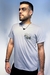 Camiseta cinza com bolso transparente, contendo musgo desidratado