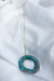 Este é um colar com corrente de ouro folheado a ouro 18k e um pingente orgânico de cerâmica na cor azul claro.