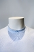 Camiseta masculina azul com textura quadriculada, vista frontal do colarinho em um manequim.