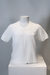Camiseta branca com textura trançada, exibida em um manequim.