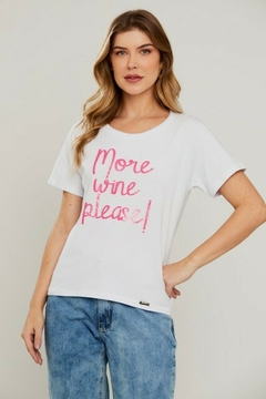 T-shirt: MORE WINE, PLEASE. Linda, leve e com o nosso toque especial de brilhos nas letras. - Pink - comprar online