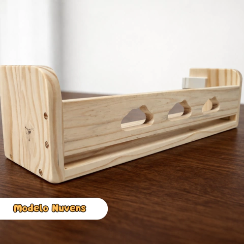 Prateleira Montessori de madeira maciça com design de nuvens, medindo 50 cm, em acabamento natural