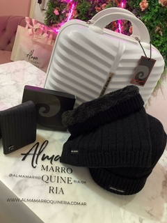 Cuello y Gorro con Pelo sintético + Billetera Pierre Cardín en internet