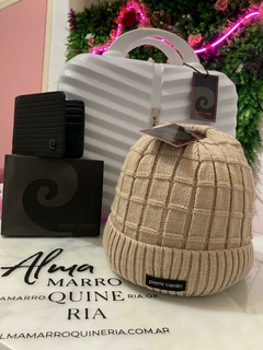 Gorro de lana con pelo sintético + Billetera Pierre Cardín