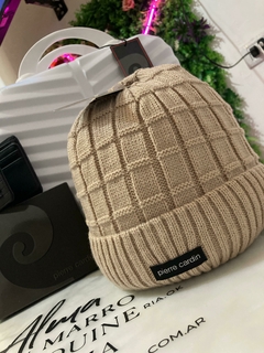 Gorro de lana con pelo sintético + Billetera Pierre Cardín en internet