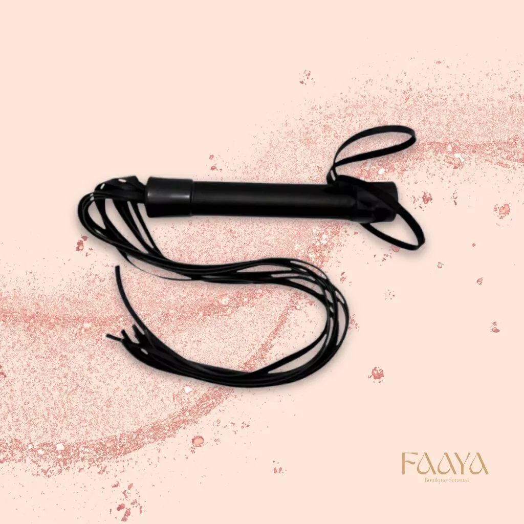 Chicote Preto 8 Tiras 40cm Dominatrixxx