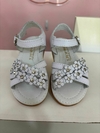 sandalia blanca con flor y piedra