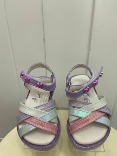 Sandalia morada con corazones